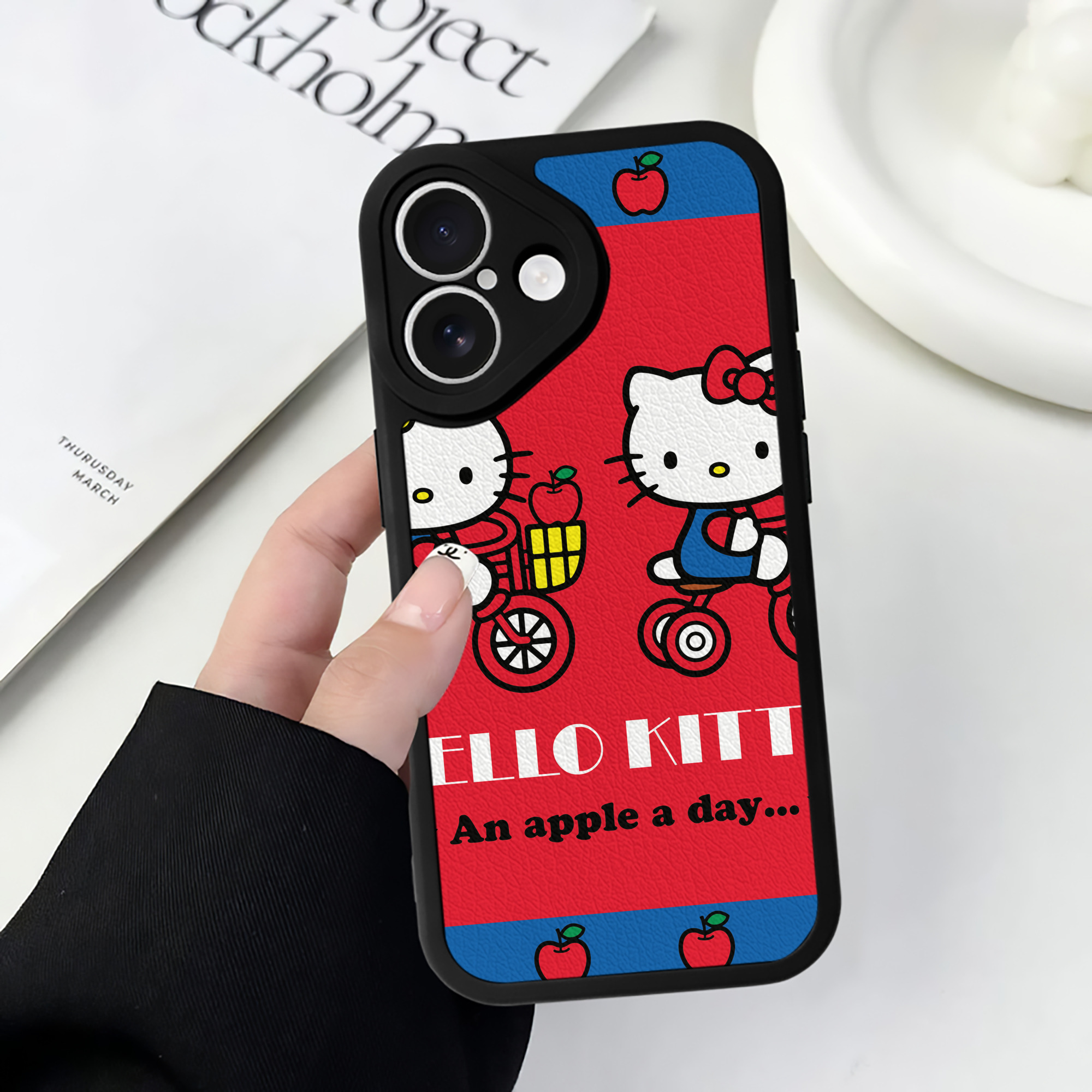 （画像用） Hello Kitty ハローキティ 【iPhone 16シリーズ対応】シリコンスマホケース（レザー調） 材質：シリコン